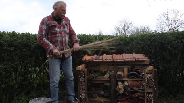 Uitleg bouw insectenhotel tijdens NL Doet 2014 @ De Peerdegaerdt смотреть онлайн