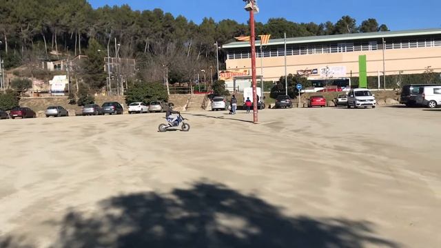 Llegamos a la plaza del pueblo con minimoto Hulk elition 1060w Orion. смотреть онлайн