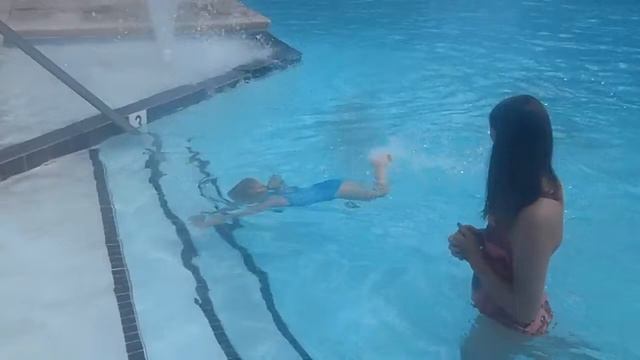 Ava swimming under water - 7/15/13 смотреть онлайн