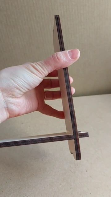 Дарите хорошим людям полезные подарки! Подставка для телефона из дерева с гравировкой от ТриКита смотреть онлайн