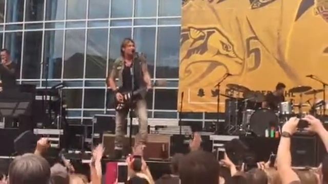 Keith Urban's 'Somewhere In My Car' смотреть онлайн
