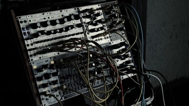 Modular out of the frame / Eurorack Ambient / Ensemble Oscillator Behringer Sytem100 140 Volca Ring смотреть онлайн