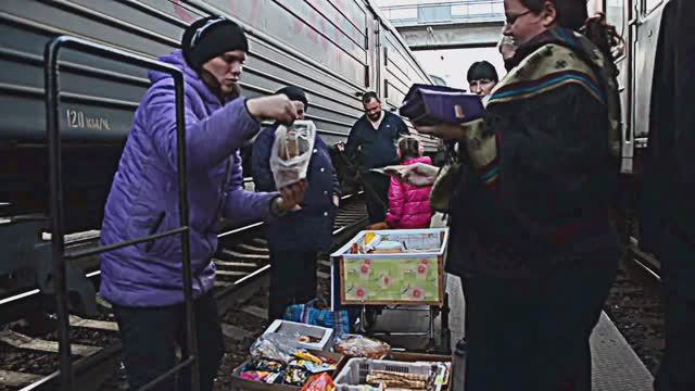 Транссиб (2013). Станционная торговля на ст. Иланская смотреть онлайн