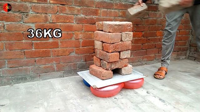 4 balloons carry 54 kg weight of bricks | EXPERIMENT VIDEO #experiment смотреть онлайн