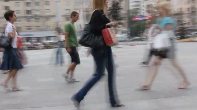 Бешенный чувак атакует людей. смотреть онлайн