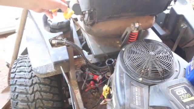 Briggs & Stratton CXi 2500 Oil Change for a Spartan mower смотреть онлайн