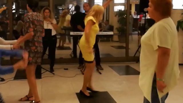 Немка зажгла танцпол🤣 смотреть онлайн