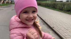 Милана катается на лошадях