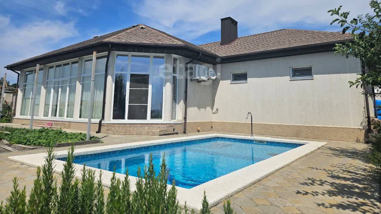 Дом с бассейном