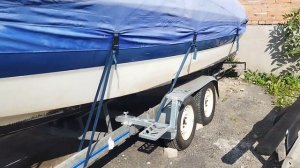 Усиленные направляющие ворота для большого катера и выдвижная двойная подножка.