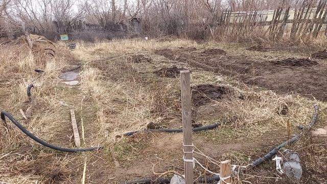 Дача выглядит так 11 Апреля, сегодня пасмурно, даже крупинки града шли, тем не менее трава зелёная смотреть онлайн