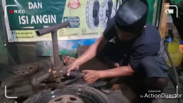 Cara MANUAL , MENGGANTI BAN MOTOR NINJA 4 TAK... смотреть онлайн