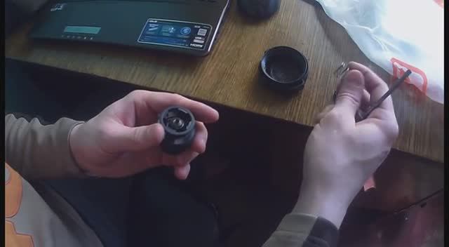 Что внутри у крышки от радиатора BMW E34 (520i) Как она работает и давление в системе охлаждения смотреть онлайн