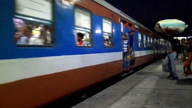 Very delightful Night time crossing between EMU and DEMU Train смотреть онлайн