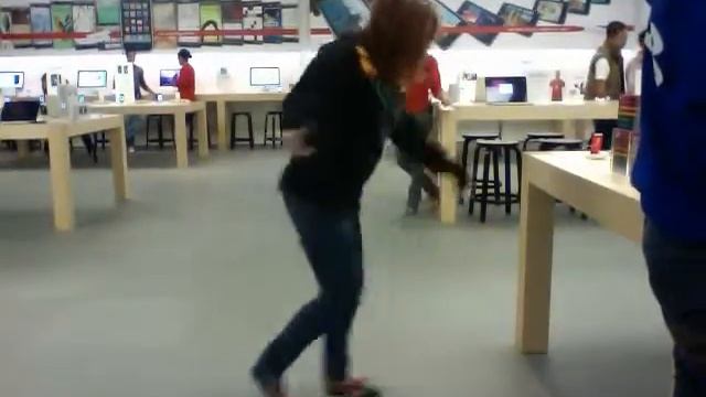Random quick shuffling in the apple store смотреть онлайн