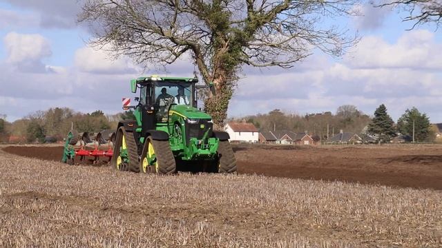 JOHN DEERE 8RX 370 + KVERNELAND PLOUGH.
