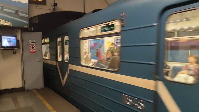 Отправление электропоезда 81-717.5П/714.5П / 81-540.5/541.5 со станции Комендантский Проспект смотреть онлайн