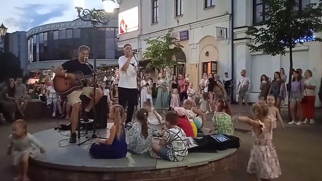 09.07.2021 Brest Belarus Уличные музыканты. Прогулки с Викторией смотреть онлайн