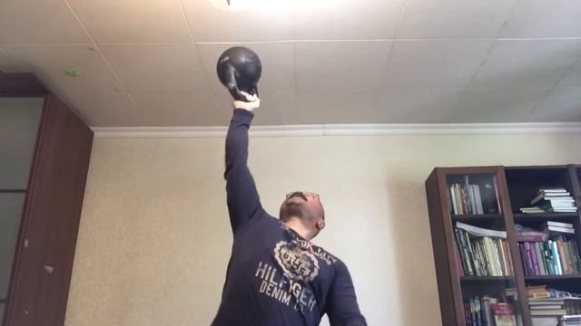 Жим 24 кг гири правой рукой за дужку к верху дном ✊ смотреть онлайн