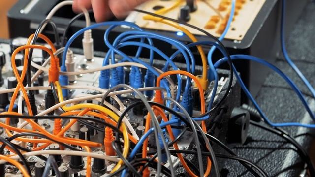 Modular Mayhem: The Power of Random Voltages in a Single Eurorack Patch смотреть онлайн