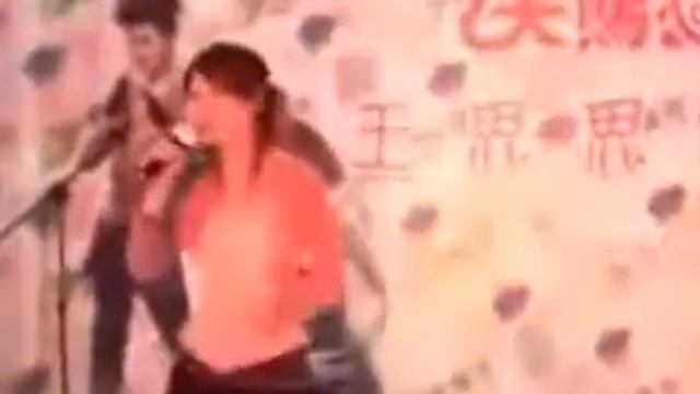 Sisi Wang - Jiuzaijintian ( 王思思 - 就在今天) mini live смотреть онлайн