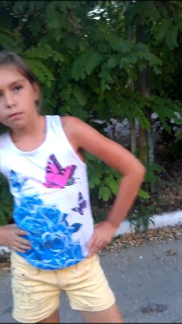 Мальчик стоит так! смотреть онлайн