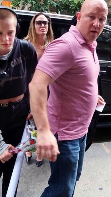 Shiloh Jolie-Pitt, 17, Shows Off Buzz Cut During Outing With Mom Angelina In NYC#usuk #entertainmen смотреть онлайн