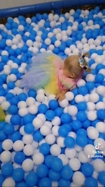 Бассейн с шариками😜 #Shorts смотреть онлайн