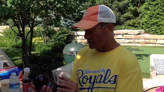 Geroge Brett reads Whomp BBQ Sauce label смотреть онлайн
