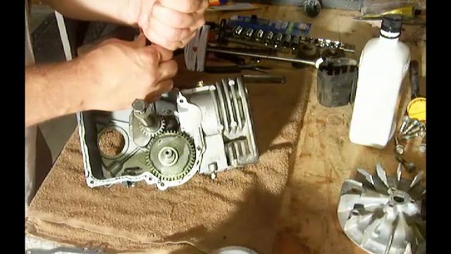 #14 Tecumseh LV195EA / LEV120 - Oil splash and crankcase cover installation смотреть онлайн