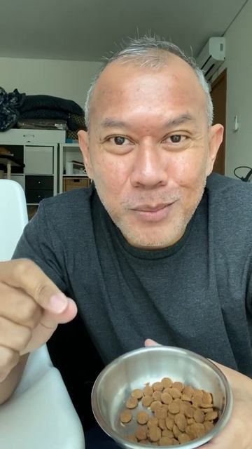 MAKANAN KUCING BISA UNTUK MANUSIA? #shorts смотреть онлайн