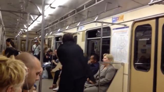 Угарно танцующий чувак в вогоне поезда смотреть онлайн
