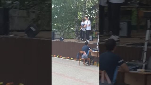 Парнишка поёт песню Цоя смотреть онлайн