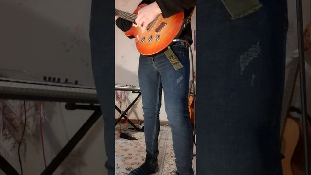 Sizzling Solo in Skinny Jeans: Electric Guitar Performance #electricguitar #hunk #jeans смотреть онлайн