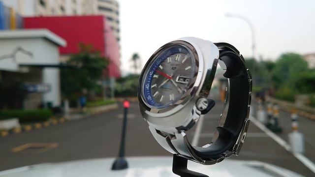 Seiko 5 Sports 7S36-0050 SBSS005 JDM UFO Case смотреть онлайн