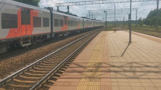Электропоезд Эс1п-033 на ст. Колодищи / Es1p-033 EMU at the Kolodishi station смотреть онлайн