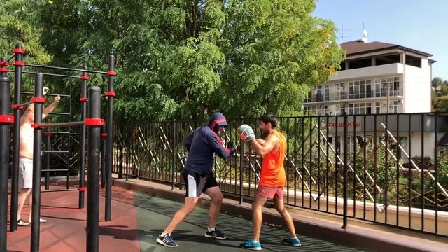 110- килограммовый тяж на лапах🥊 смотреть онлайн