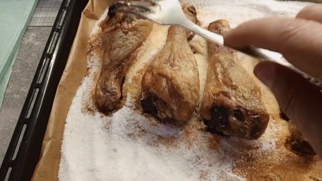 Куриные бедрушки на соли.Просто и вкусно смотреть онлайн