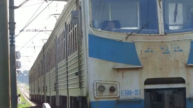 Электропоезд ЭПЛ9Т-011/009 прибывает на станцию смотреть онлайн