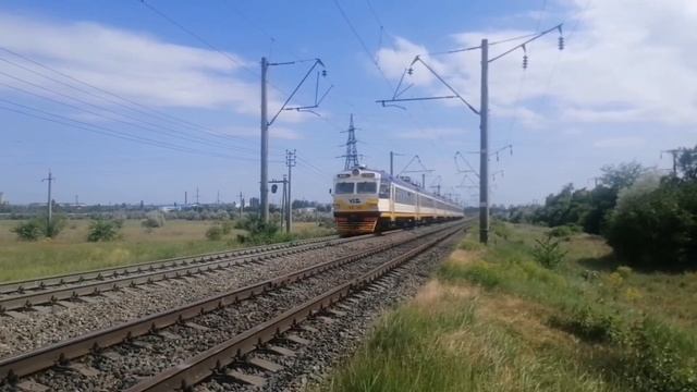 "Спустя 11 месяцев" ЭР9Е-656 следует перегоном с приветливой бригадой, встреча почти спустя год! смотреть онлайн