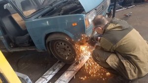 как снять переднее крыло ваз 2104