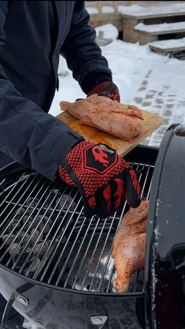 Коптим курицу на угольном гриле Napoleon смотреть онлайн