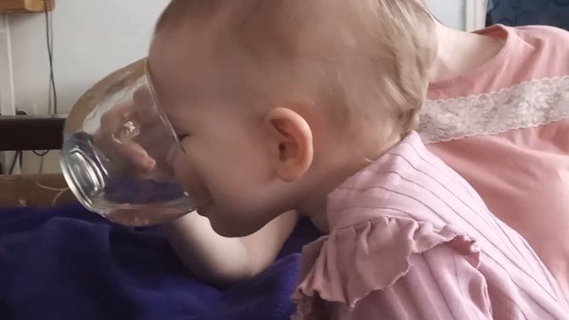 Дарья пьёт водичку. смотреть онлайн