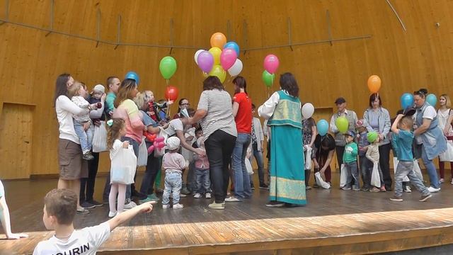 10.06.2017 Дети и родители в парке "Крылья советов". 06711 смотреть онлайн