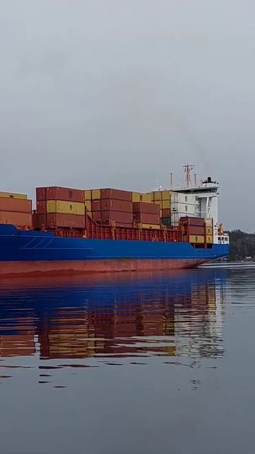 O navio porta-contentores "Mistral" se aproxima do porto. Containerfartyget närmar sig hamnen. Skep смотреть онлайн