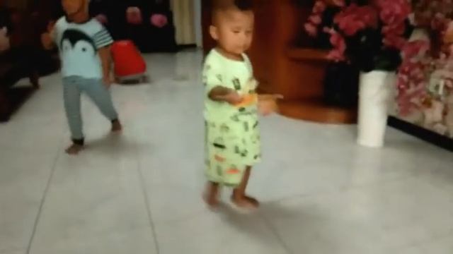 Lomba memasukkan karet kedalam lidi | permainan seru anak saat dirumah aja смотреть онлайн