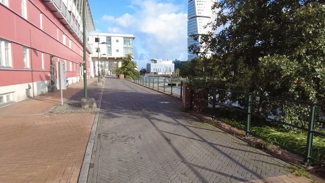 Sweden, Malmö, The area around the Turning Torso skyscraper, walking tour of Västra Hamnen смотреть онлайн