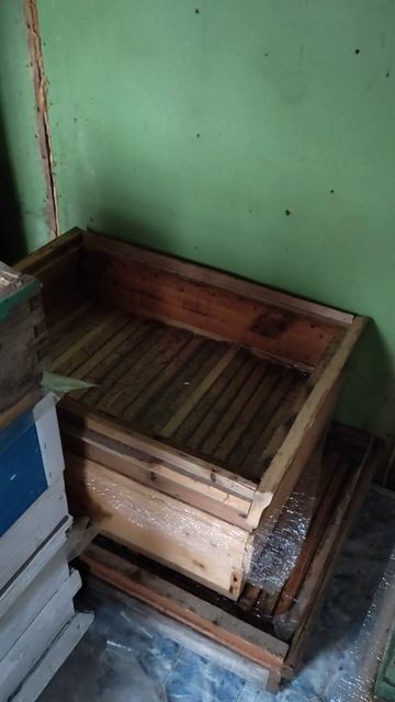 Пасека Поюжья. Хранение рамок и магазинов зимой - пока не много, а на будущий год "мясо" нарастим)) смотреть онлайн