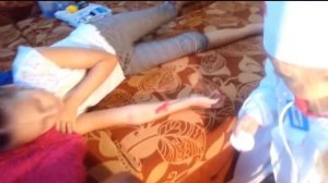 Играем в доктора. Доктор Эвелина лечит Лизу