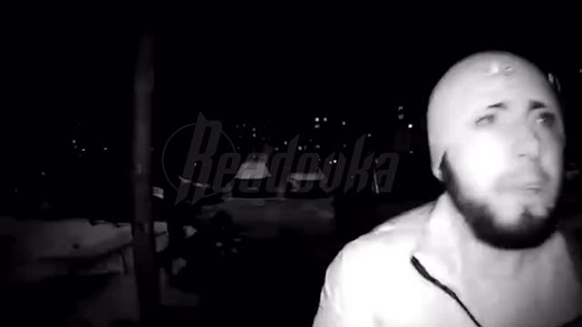 Бородач преследовал девушек в Казани, когда те укрылись в подъезде, неадекват начал выламывать дверь смотреть онлайн